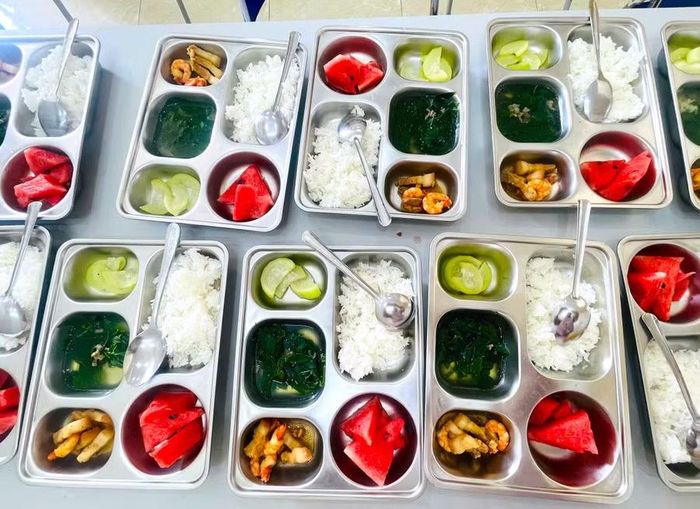  Phụ huynh sẽ được xem hình ảnh khay ăn thực tế. Ảnh: M.T 