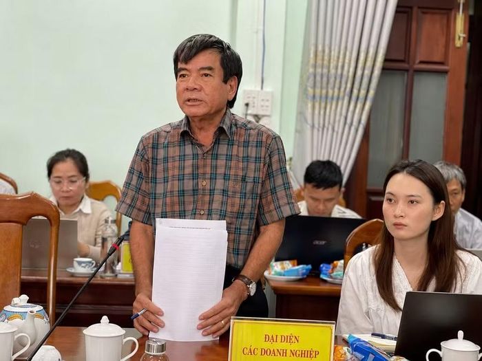  Đại diện chủ đầu tư Nhà máy điện gió Nhơn Hòa 1 (xã Chư Pưh) nêu kiến nghị tại buổi làm việc. Ảnh: Vũ Thảo 