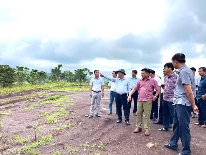  Đoàn công tác kiểm tra tình hình triển khai các dự án thu hút đầu tư tại xã Ia Le. Ảnh: Vũ Thảo 