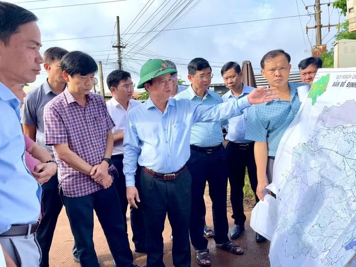  Đoàn công tác kiểm tra hiện trường một dự án giao thông tại xã Ia Le. Ảnh: Vũ Thảo 