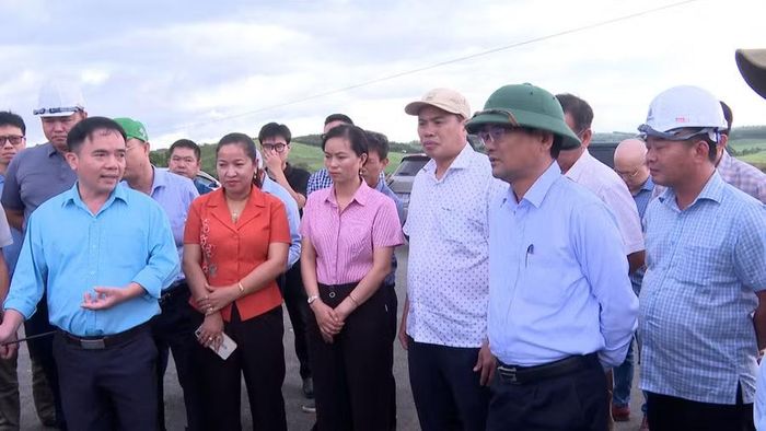Phó Chủ tịch UBND tỉnh Nguyễn Tự Công Hoàng (hàng đầu, thứ 2 từ phải sang) kiểm tra tiến độ dự án thành phần 2, cao tốc Quy Nhơn - Pleiku tại điểm đầu tuyến, thuộc địa phận xã Đak Pơ. Ảnh: X.Đ