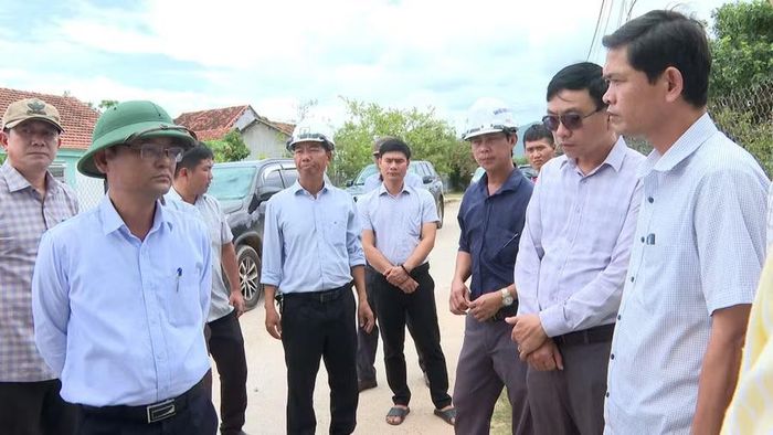 Phó Chủ tịch UBND tỉnh Nguyễn Tự Công Hoàng (hàng đầu, bìa trái) kiểm tra tiến độ dự án thành phần 1, cao tốc Quy Nhơn - Pleiku tại điểm đầu tuyến, thuộc địa phận xã Bình An. Ảnh: X.Đ