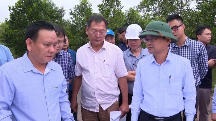 Phó Chủ tịch UBND tỉnh Nguyễn Tự Công Hoàng (hàng đầu, bìa phải) kiểm tra tiến độ dự án thành phần 2, cao tốc Quy Nhơn - Pleiku tại điểm đầu tuyến, thuộc địa phận xã Hra. Ảnh: X.Đ