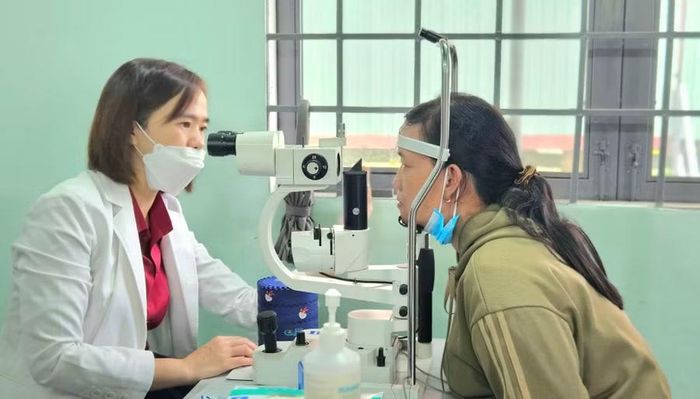  Bệnh viện Mắt Cao Nguyên khám mắt miễn phí cho người dân làng Bông Pim (xã Ayun, tỉnh Gia Lai). Ảnh: Ngọc Duy 