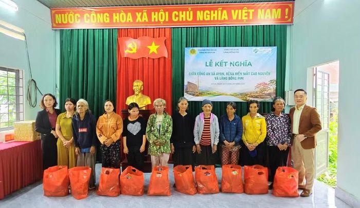  Các hộ khó khăn tại làng Bông Pim (xã Ayun) nhận quà từ chương trình. Ảnh: Ngọc Duy 