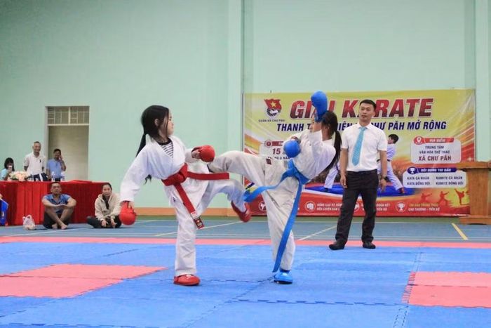  Ngay sau lễ khai mạc, các trận đấu kumite cá nhân đã diễn ra sôi nổi. Ảnh: Hoàng Hoài 