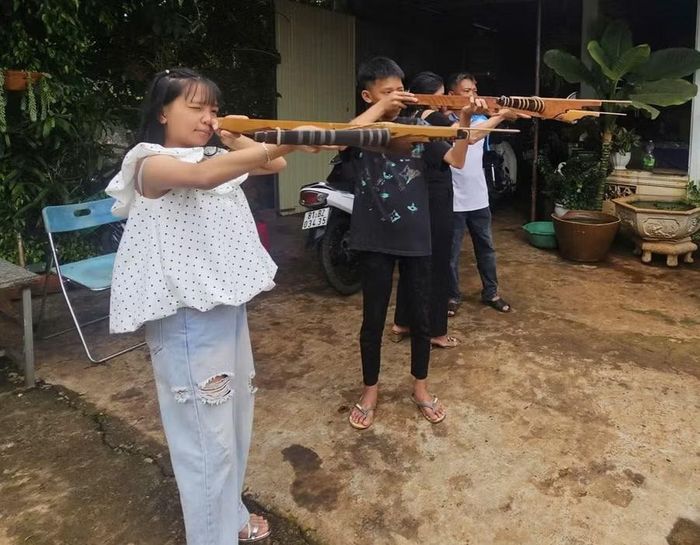  Em Nguyễn Cao Cát Tường (bìa trái) luyện tập bắn nỏ, chuẩn bị cho Giải vô địch Bắn nỏ, Bắn ná quốc gia. Ảnh: R’ô Hok 