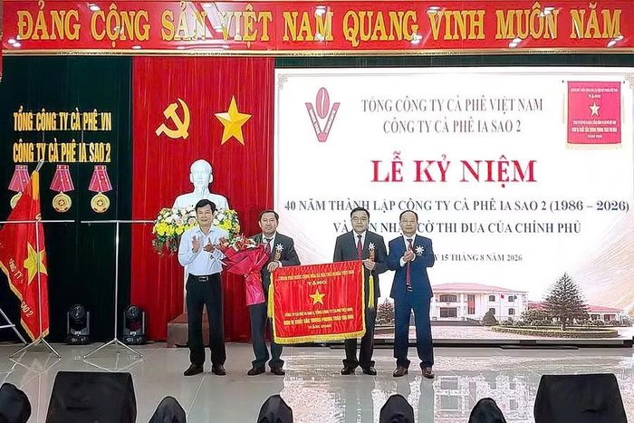  Lãnh đạo Tổng công ty Cà phê Việt Nam và lãnh đạo sở Nông nghiệp và Môi trường tỉnh Gia Lai trao cờ thi đua của Chính phủ cho cán bộ, công nhân, người lao động Công ty Cà phê Ia Sao 2: Ảnh: N.D 