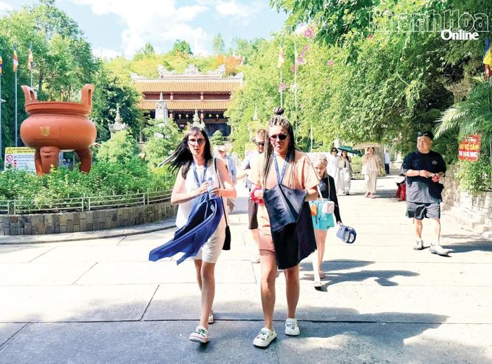 Du khách nước ngoài đến tham quan Chùa Long Sơn.