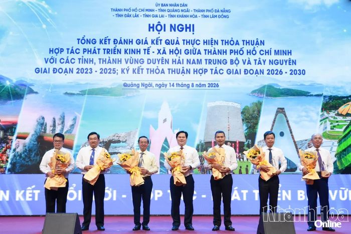 Lãnh đạo TP. Hồ Chí Minh và các tỉnh, thành vùng Duyên hải Nam Trung Bộ và Tây Nguyên nhận kỷ niệm chương của Ban tổ chức.