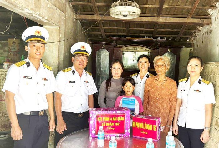 Đoàn công tác tặng quà cho em Mang Võ Khánh Băng.