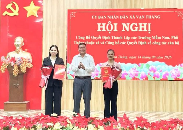 Lãnh đạo xã trao quyết định bổ nhiệm Giám đốc Trung tâm Phục vụ hành chính công và Phó Giám đốc Trung tâm Dịch vụ, sự nghiệp công xã Vạn Thắng.
