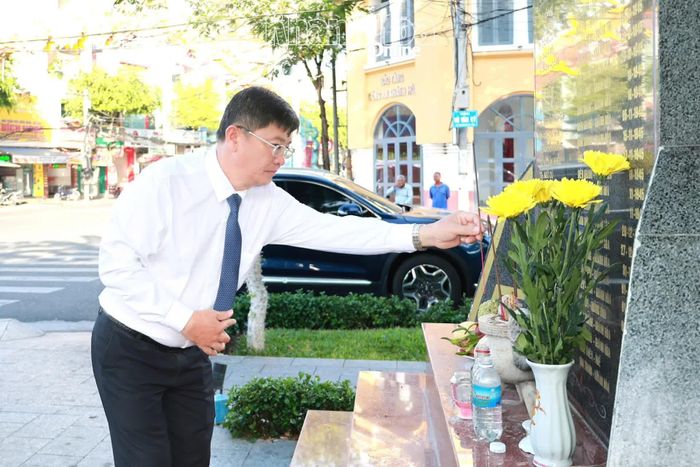 Ông Lê Hoàng Triều - Bí thư Đảng ủy, Giám đốc Báo và Phát thanh, Truyền hình Khánh Hòa dâng hương tại Bia ghi danh những liệt sĩ hy sinh ở Mặt trận Nha Trang - Khánh Hòa.