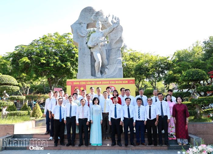 Các đại biểu, cùng đảng viên trong Chi bộ Phòng Kỹ thuật - Công nghệ chúc mừng đảng viên mới Vũ Anh Thuyên.