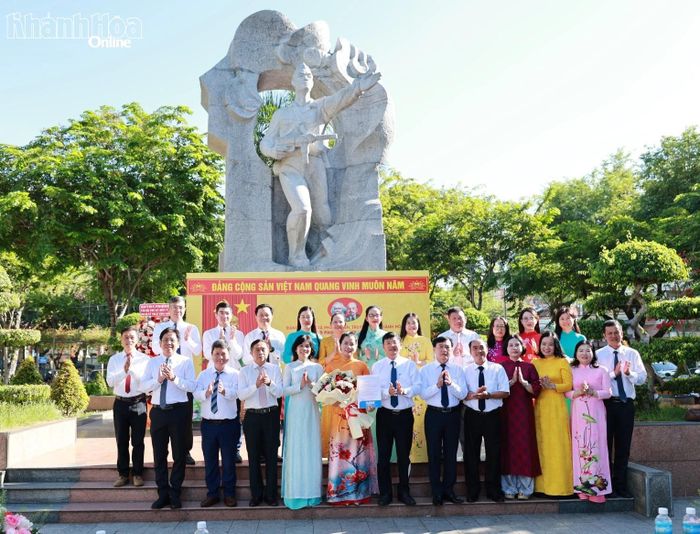 Các đại biểu, cùng đảng viên trong Chi bộ Phòng Thư ký - Biên tập chúc mừng đảng viên mới Phạm Thị Yến.
