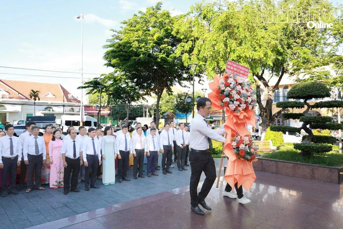 Các đại biểu, đảng viên, quần chúng ưu tú dâng hoa tại Tượng đài 23 tháng 10.