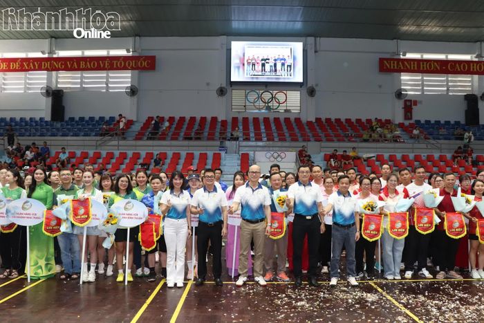 Ban tổ chức trao cờ lưu niệm cho các đoàn thể thao tham dự hội thao.