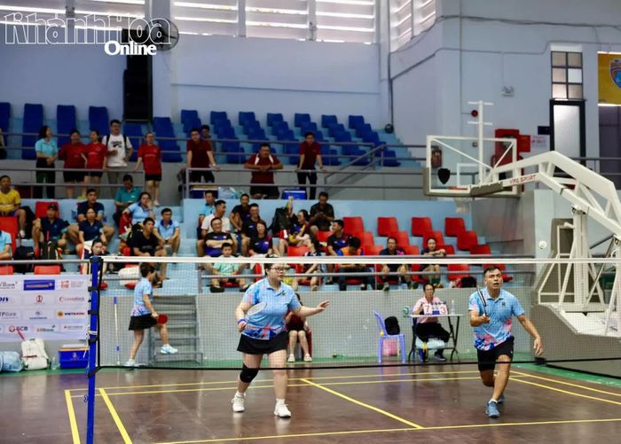 Các vận động viên thi đấu môn cầu lông.
