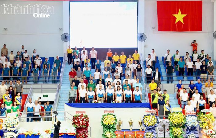 Các đại biểu thực hiện nghi thức chào cờ.