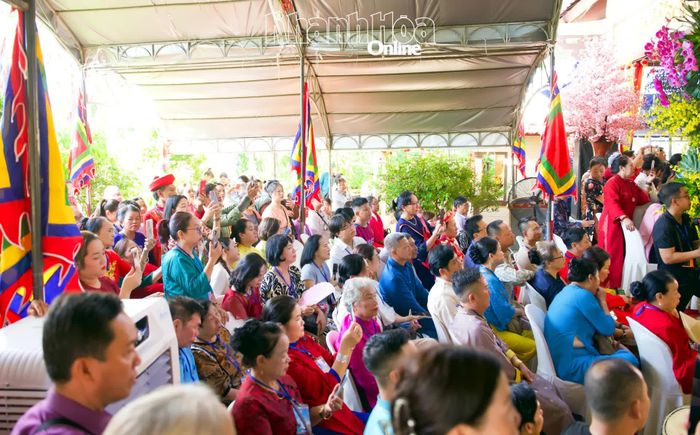 Đông đảo người dân tham dự và theo dõi các hoạt động thực hành di sản tín ngưỡng thờ Mẫu tại Di tích quốc gia Am Chúa.