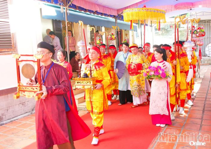 Đoàn nghi lễ tiến vào khu vực thực hành di sản tín ngưỡng thờ Mẫu tại Di tích quốc gia Am Chúa.