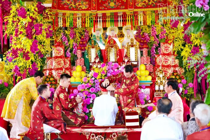 Các thanh đồng sửa soạn y phục trước khi thực hành nghi lễ tín ngưỡng thờ Mẫu.