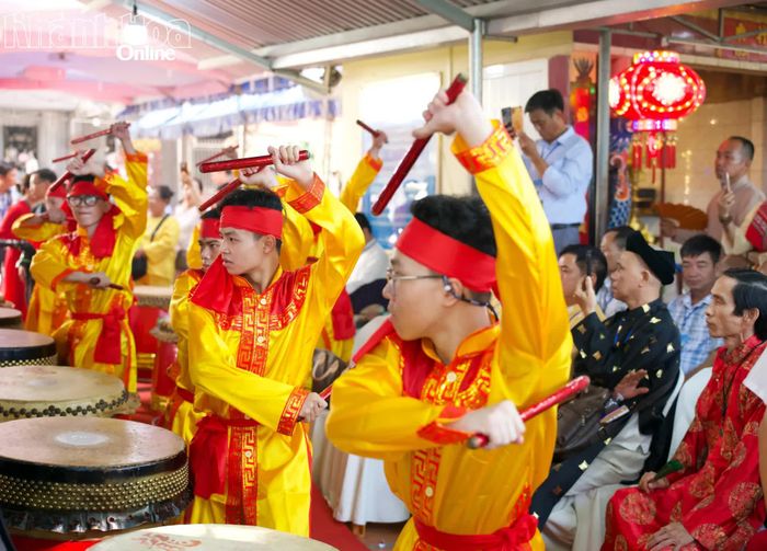 Màn trống khai hội do các nghệ nhân Nhà hát Nghệ thuật truyền thống tỉnh Khánh Hòa biểu diễn.