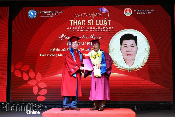 Đại diện Trường Đại học Luật TP. Hồ Chí Minh trao bằng thạc sĩ cho học viên.