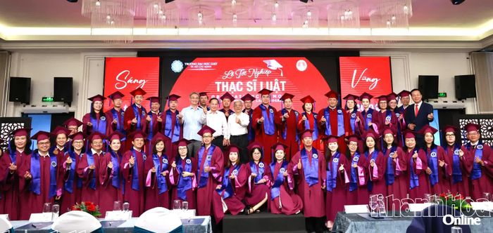 Lãnh đạo Trường Đại học Luật TP. Hồ Chí Minh, các đại biểu và học viên chụp ảnh lưu niệm tại lễ tốt nghiệp và trao bằng thạc sĩ.