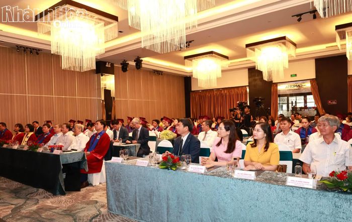 Các đại biểu tham dự lễ tốt nghiệp.