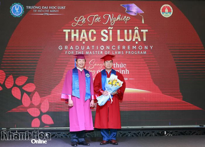 Đại diện học viên tặng hoa tri ân lãnh đạo Trường Đại học Luật TP. Hồ Chí Minh tại lễ tốt nghiệp.