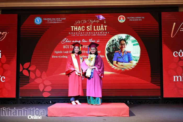 Đại diện Trường Đại học Luật TP. Hồ Chí Minh trao bằng thạc sĩ cho học viên.