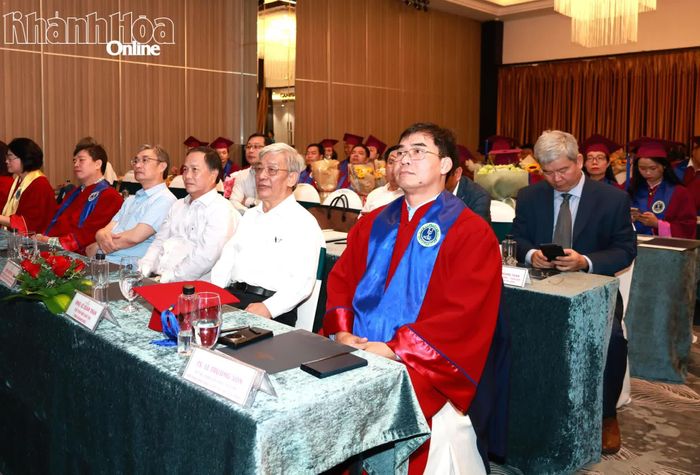 Các đại biểu tham dự lễ tốt nghiệp.