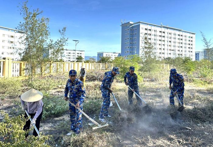Đoàn viên, thanh niên Lữ đoàn 162 cùng giáo viên tổng dọn vệ sinh tại Trường Mầm non Căn cứ Cam Ranh.