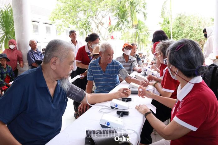 Người dân được tầm soát bệnh huyết áp.