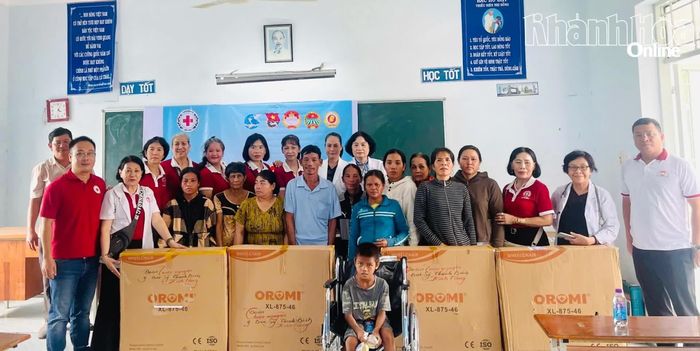 Trao xe lăn cho người khuyết tật trên địa bàn xã.