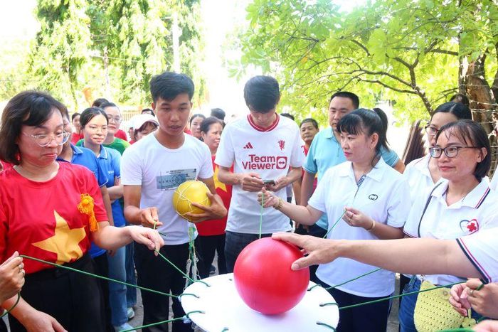 Các đội tham gia nội dung thi “Đồng tâm hiệp lực”.