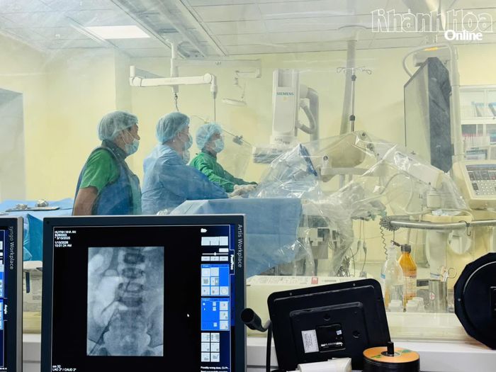 Ê-kíp bác sĩ thực hiện ca can thiệp tim bẩm sinh.