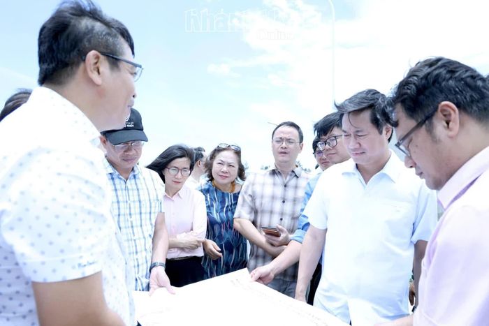 Đoàn khảo sát thực tế tại khu vực triển khai nhà máy điện hạt nhân tại xã Vĩnh Hải.