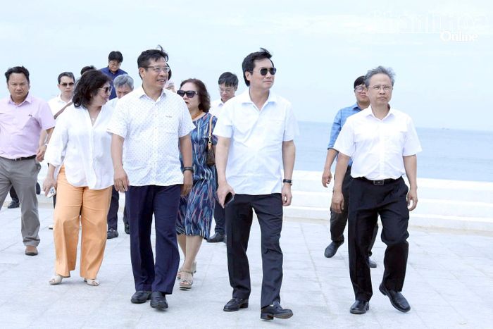 Đoàn công tác khảo sát thực tế tại khu vực biển Bình Sơn - Ninh Chử.