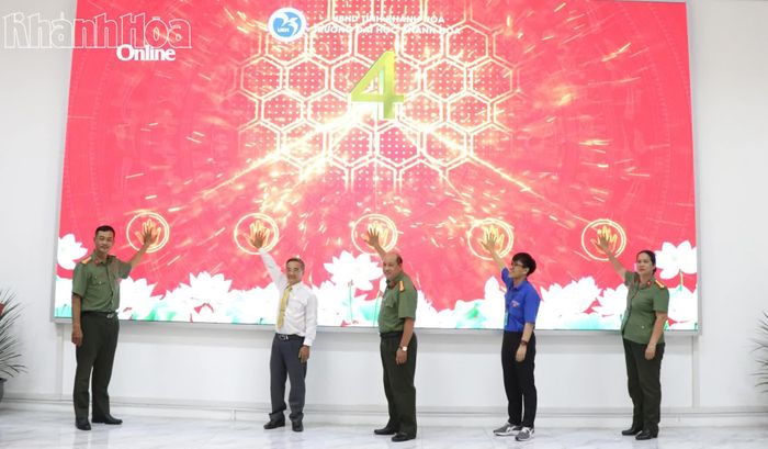 Các đại biểu thực hiện nghi thức ra mắt mô hình “Trường học an toàn không ma túy”.