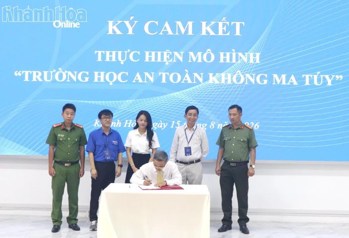 Đại diện các đoàn thể của Trường Đại học Khánh Hòa ký cam kết thực hiện mô hình “Trường học an toàn không ma túy”.
