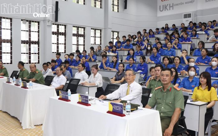 Các đại biểu và đông đảo sinh viên tham dự ngày hội.