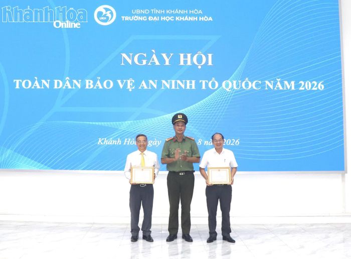 Đại diện Công an tỉnh trao giấy khen cho tập thể Trường Đại học Khánh Hòa và cá nhân có thành tích trong phong trào toàn dân bảo vệ an ninh Tổ quốc năm 2026.