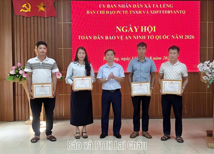 Lãnh đạo Đảng uỷ xã Tả Lèng trao Giấy khen cho các tập thể có thành tích xuất sắc trong phong trào “Toàn dân bảo vệ an ninh Tổ quốc” năm 2026. 