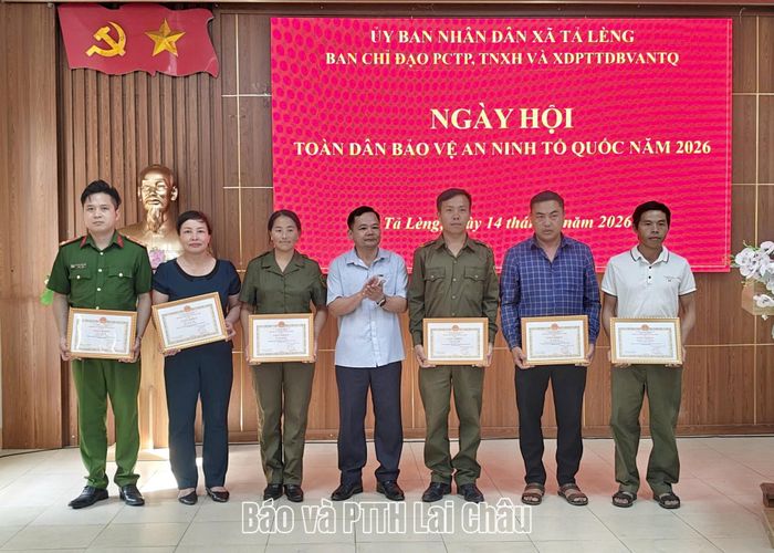 Lãnh đạo UBND xã Tả Lèng trao Giấy khen cho các cá nhân có thành tích xuất sắc trong phong trào “Toàn dân bảo vệ an ninh Tổ quốc” năm 2026. 