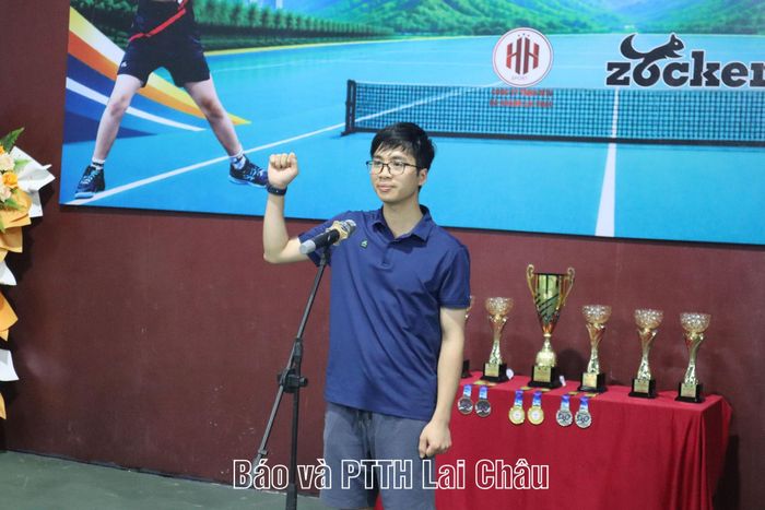 Đại diện vận động viên lên tuyên thệ.