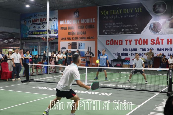 Trận thi đấu giữa các đôi nam lãnh đạo.
