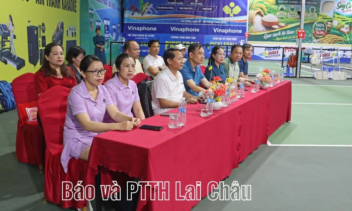 Các đại biểu dự lễ khai mạc.