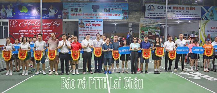 Đồng chí Tống Thanh Hải - Ủy viên Ban Thường vụ Tỉnh ủy, Phó Chủ tịch Thường trực UBND tỉnh cùng Ban Tổ chức giải trao Cờ lưu niệm cho các đoàn vận động viên.